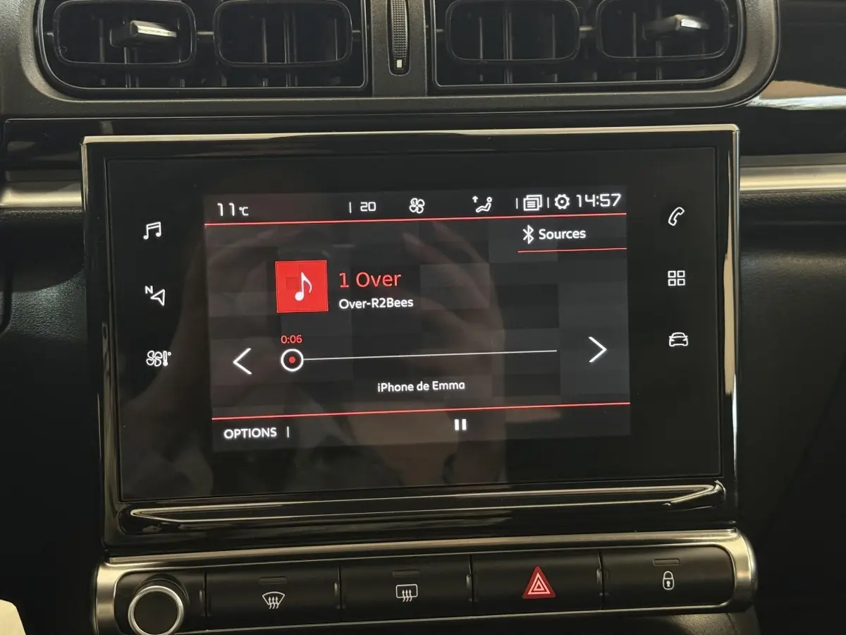 Écran tactile central de la Citroën C3 2021 affichant la musique en streaming, entouré de commandes et aérateurs noirs.