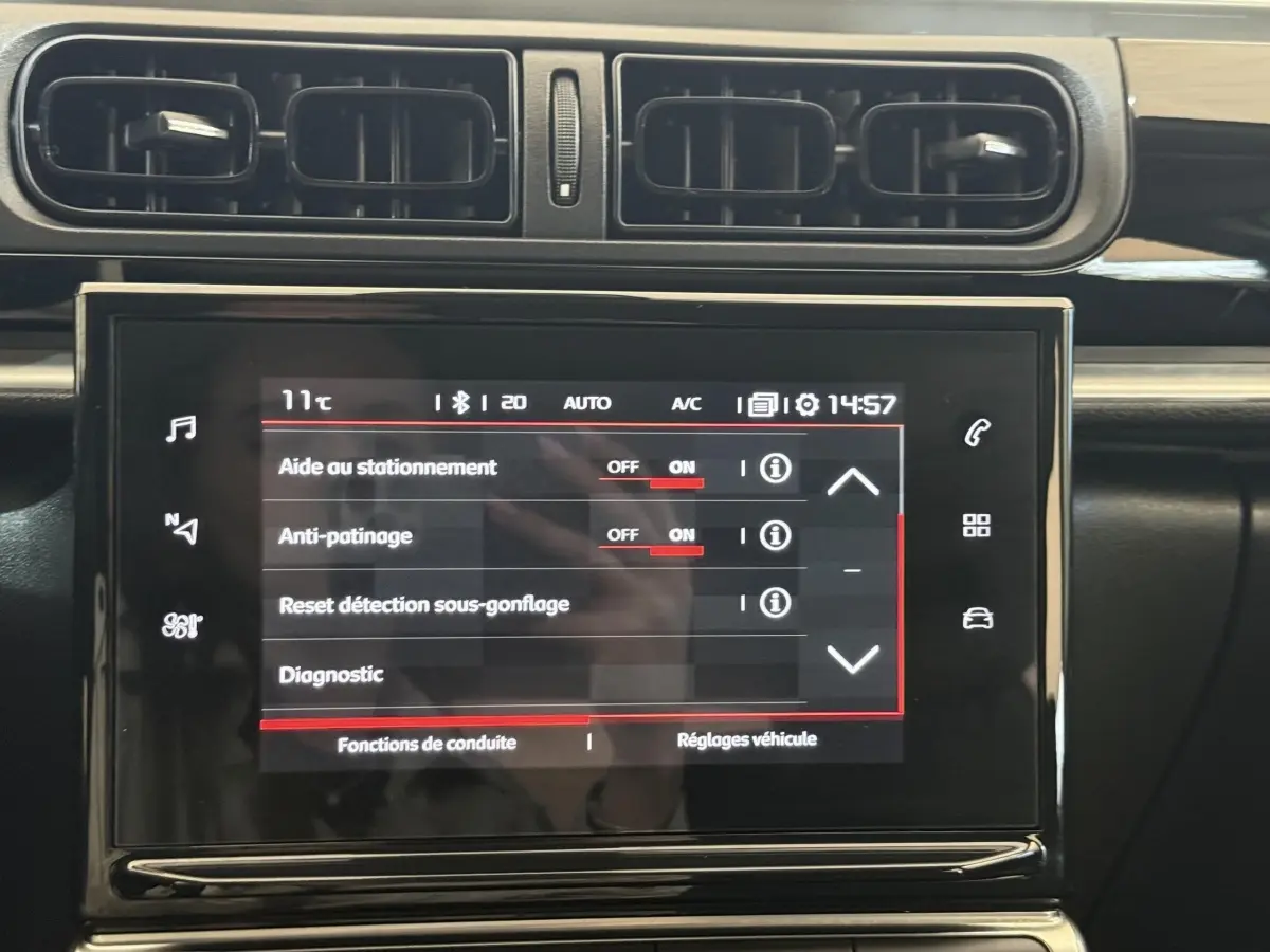 Écran tactile central de la Citroën C3 2021 blanc affichant les réglages d’aide à la conduite et d’anti-patinage.