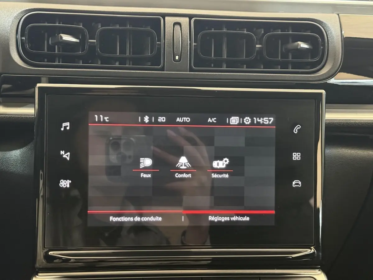 Écran tactile central du tableau de bord de la Citroën C3 2021, avec commandes de confort, sécurité et feux affichées.