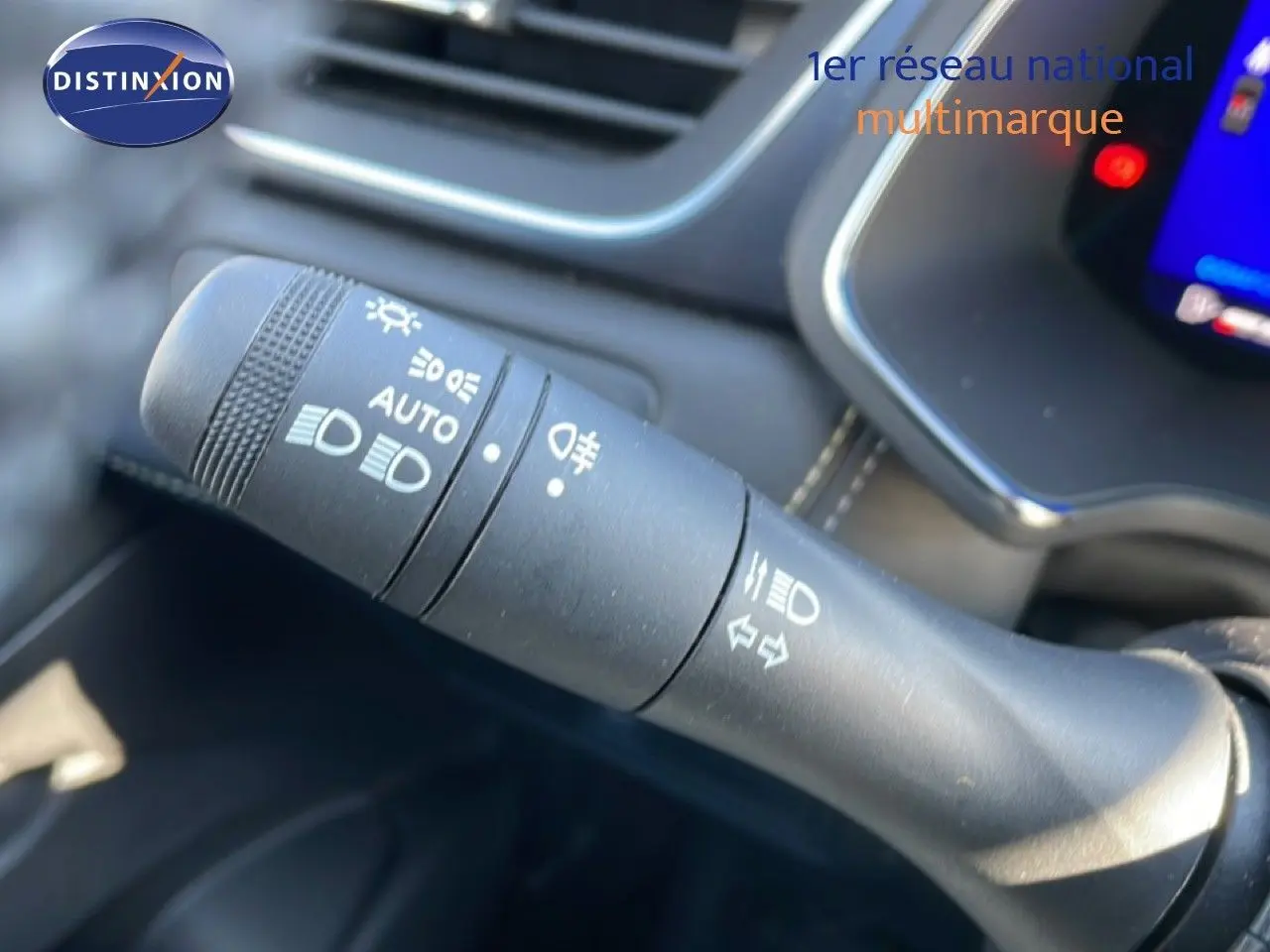 Gros plan sur la commande des feux et clignotants dans l’habitacle noir du Renault Symbioz 1.6 E-Tech Full Hybrid 2025.