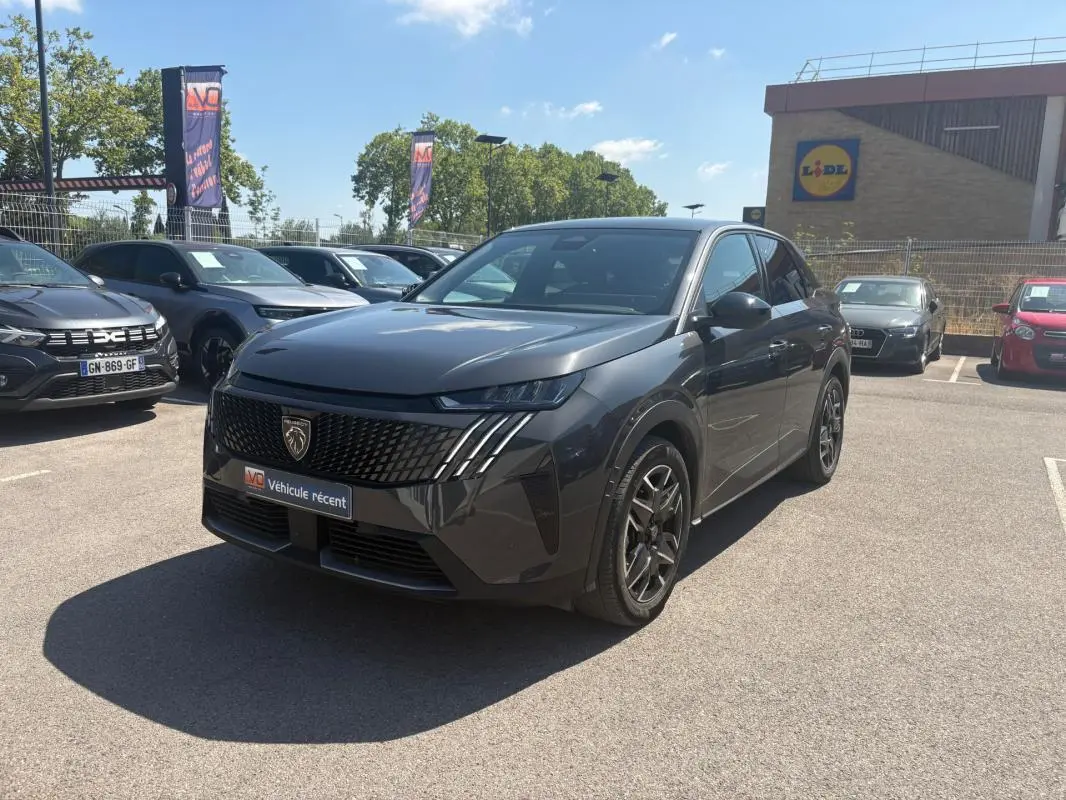 Peugeot 3008 Hybrid gris en 3/4 avant droit, avec calandre noire distinctive et jantes alliage 18 pouces.