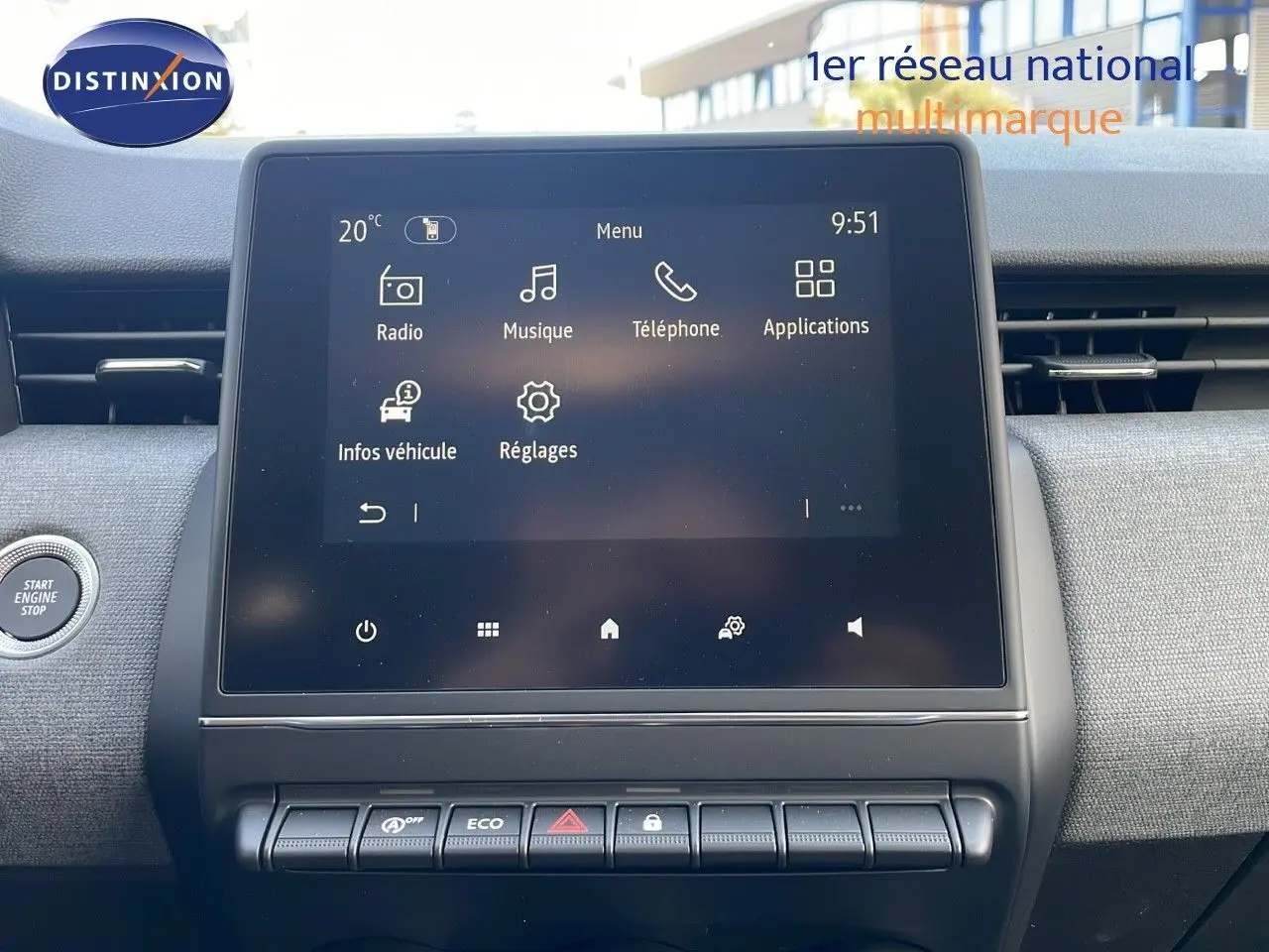 Écran tactile central avec menu multimédia dans l'habitacle d'une Renault Clio noire, vue de face rapprochée.