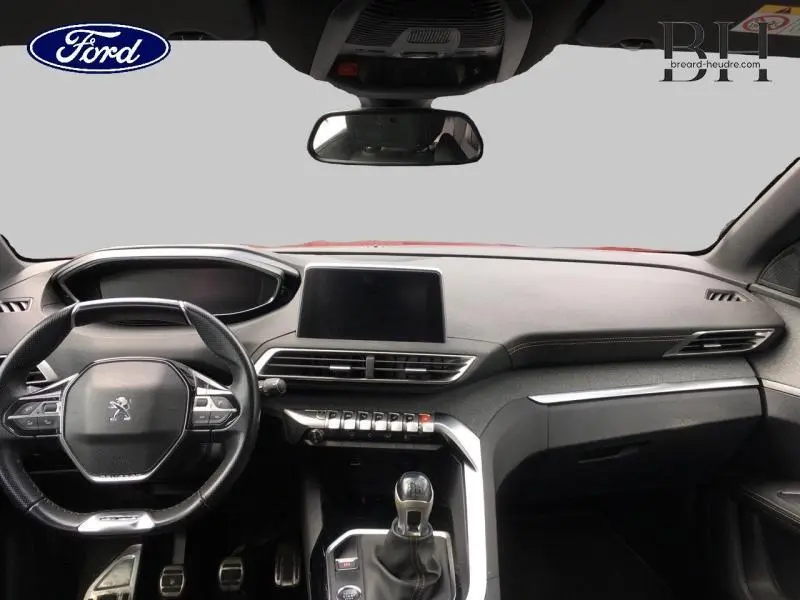 Vue intérieure avant du tableau de bord et volant cuir noir du Peugeot 3008 Rouge Ultimate avec écran tactile central.