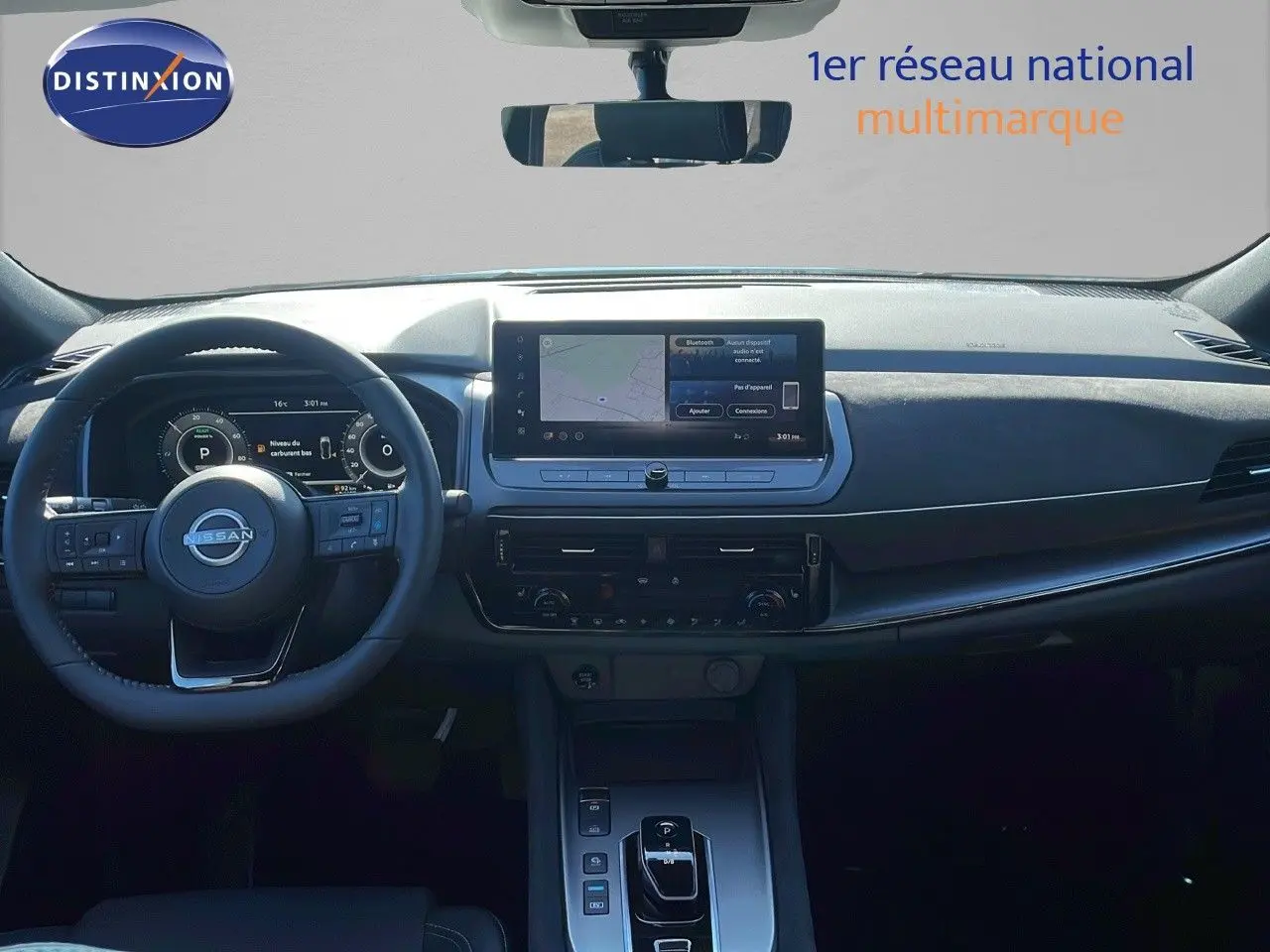 Vue intérieure du tableau de bord et volant du Nissan Qashqai 2025 avec écran tactile central et finition moderne noire.