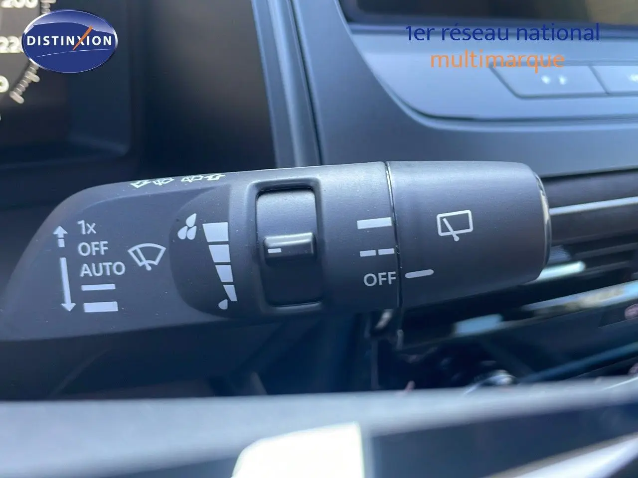 Gros plan sur la commande des essuie-glaces du Nissan Qashqai 2025 gris céramique avec toit noir, version hybride.