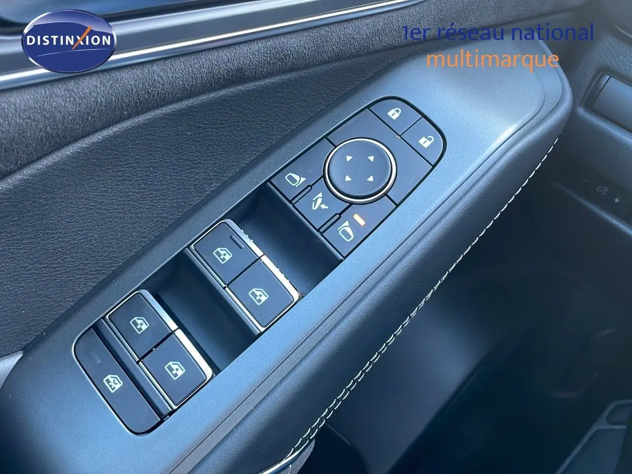 Panneau de commandes des vitres et rétroviseurs côté conducteur du Nissan Qashqai 2025 gris céramique métal.