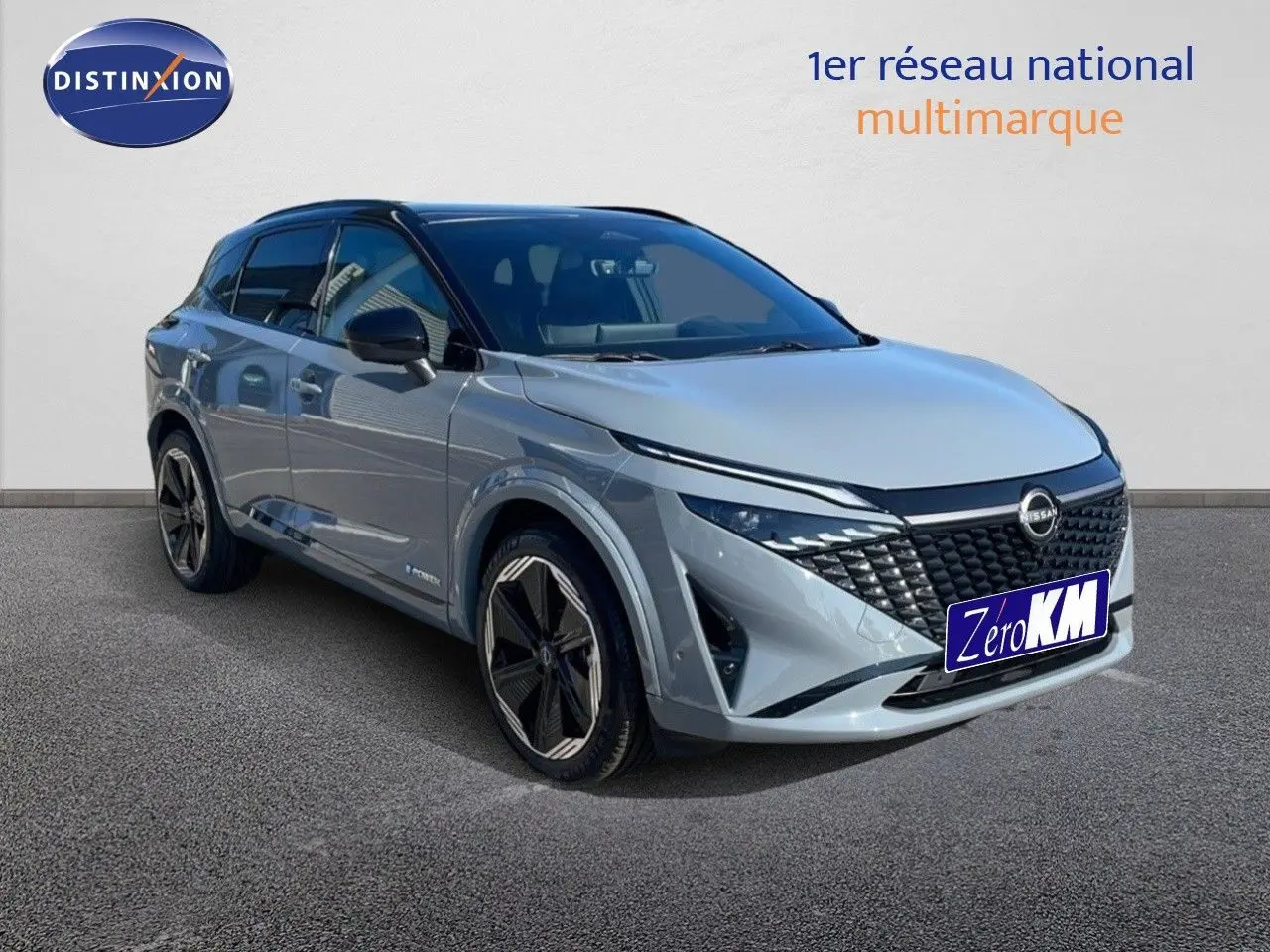 Nissan Qashqai 2025 gris céramique métal avec toit noir, vue 3/4 avant côté gauche, calandre distinctive et jantes stylées.