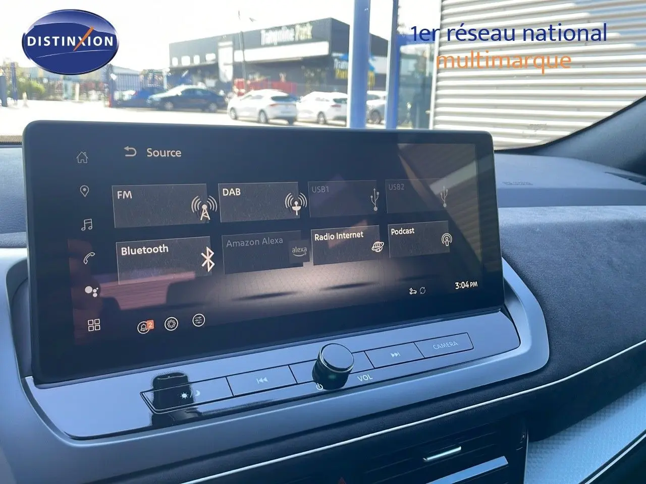 Écran tactile central affichant les options multimédia dans l'habitacle du Nissan Qashqai gris céramique 2025.