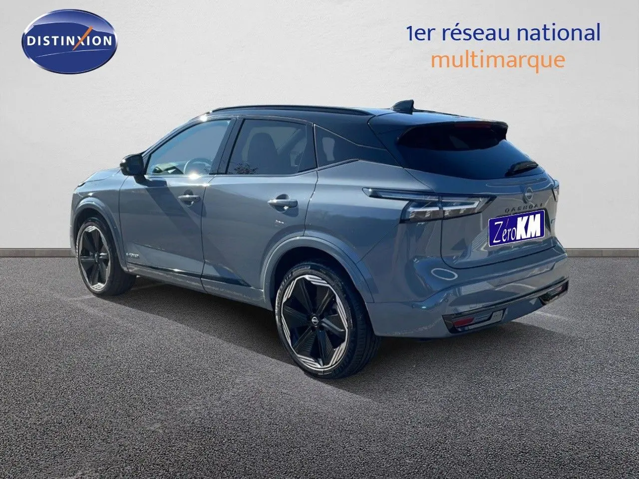 Vue 3/4 arrière gauche du Nissan Qashqai gris céramique avec toit noir et jantes noires distinctives.