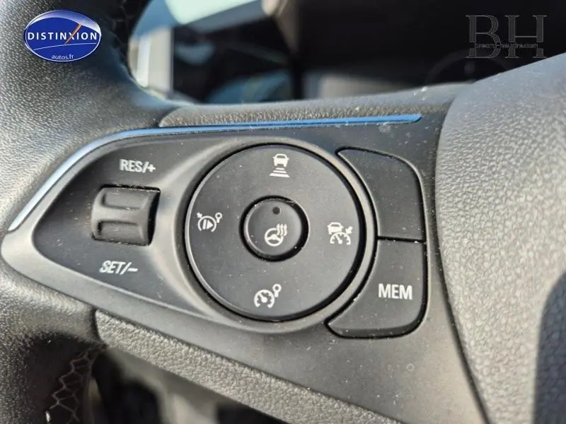 Gros plan sur les commandes au volant du Opel Grandland 1.2 Turbo 130ch Ultimate noir, avec régulateur et fonction chauffante.