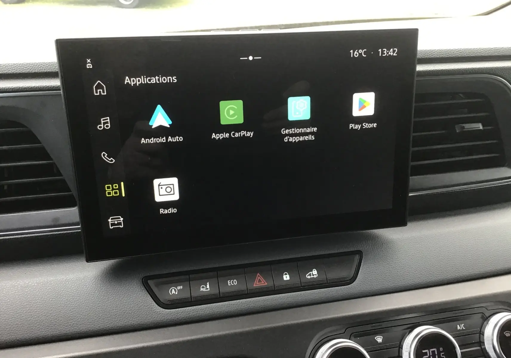 Écran tactile central du tableau de bord du Renault Master L2H2 blanc, affichant les applications Android Auto et Apple CarPlay.