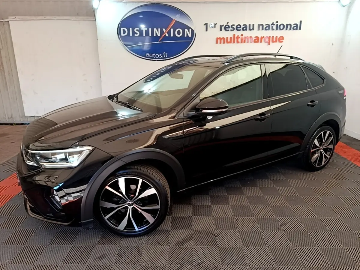 Volkswagen Taigo 1.5 TSI R-Line noir, vue de profil côté gauche, jantes alliage et vitres teintées.