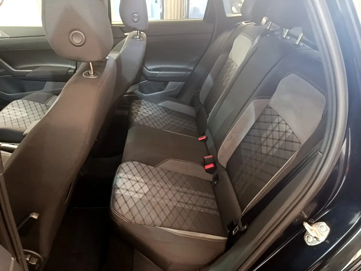 Vue intérieure côté droit sur la banquette arrière tissu noir et gris à motifs géométriques du Volkswagen Taigo 1.5 TSI 150 DSG R-Line 2023.