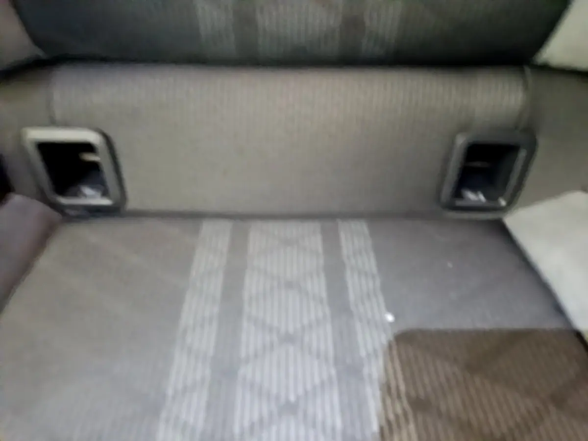 Vue rapprochée de la banquette arrière grise du Volkswagen Taigo 1.5 TSI 150 DSG R-Line 2023, avec ceintures intégrées.