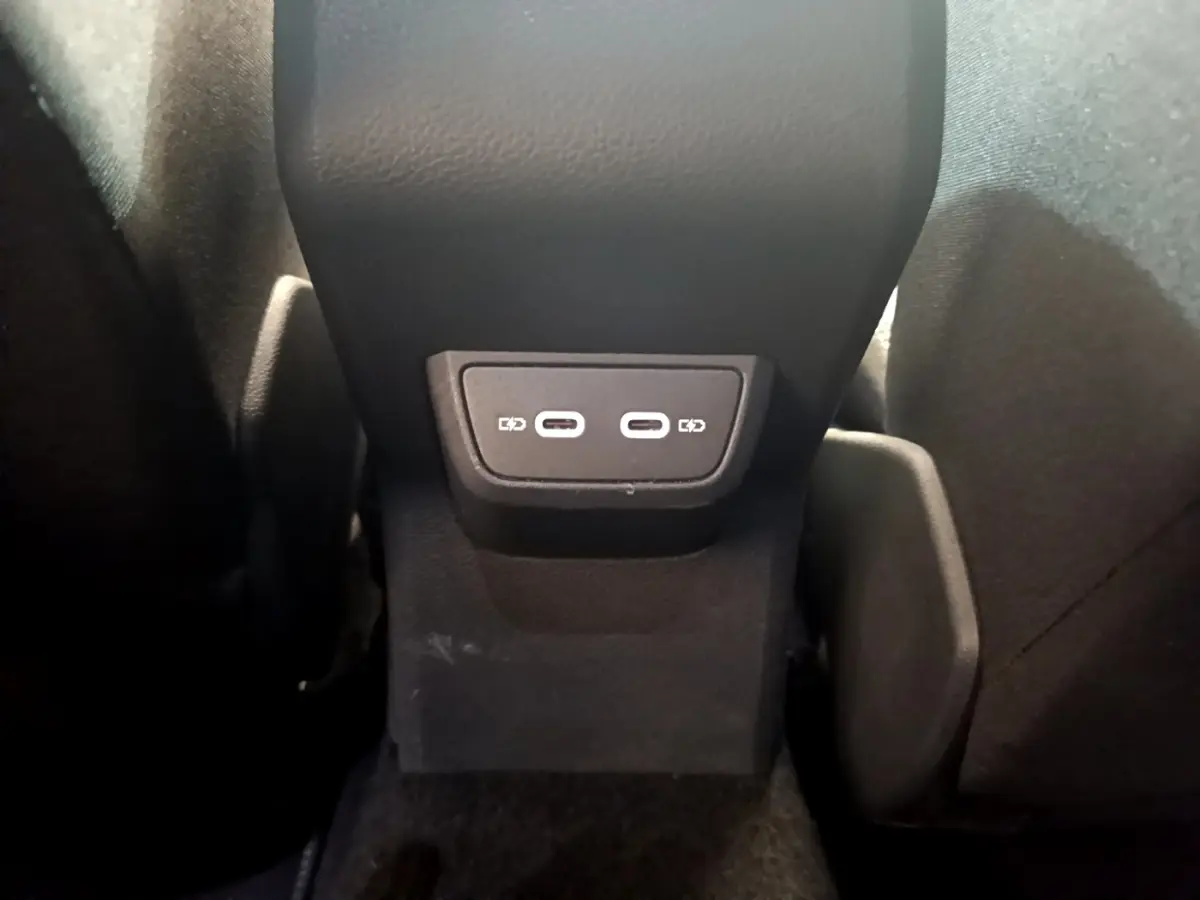 Vue rapprochée des ports USB-C arrière noirs du Volkswagen Taigo 1.5 TSI 150 DSG R-Line 2023.
