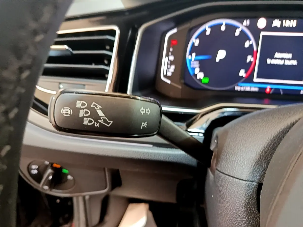 Gros plan sur la commande de clignotants noire dans l'habitacle du Volkswagen Taigo 1.5 TSI 150 DSG R-Line 2023.