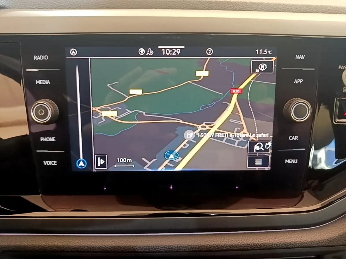 Écran central du tableau de bord du Volkswagen Taigo 2023 affichant la navigation GPS en mode carte.
