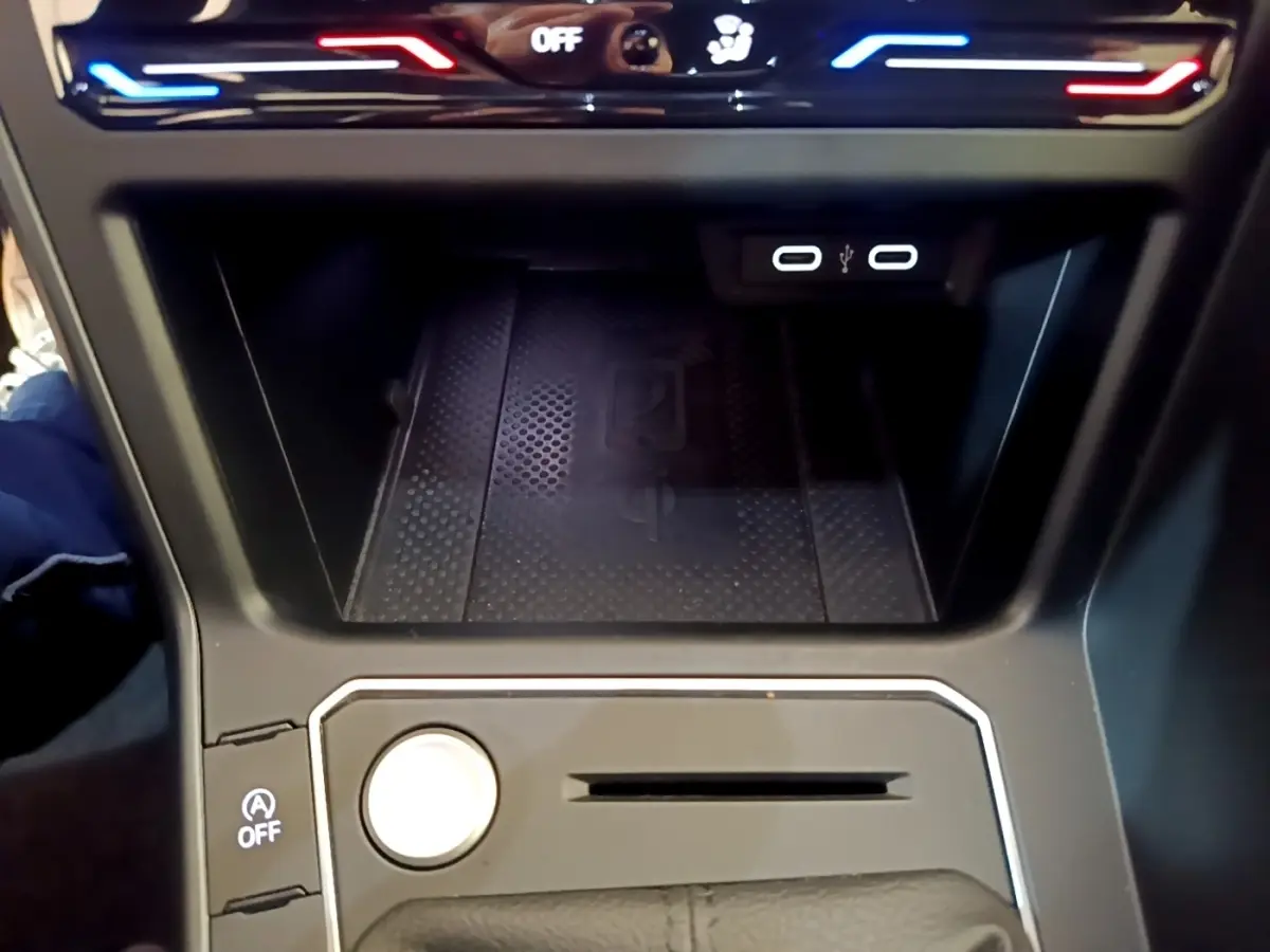 Gros plan sur la console centrale du Volkswagen Taigo 1.5 TSI 150 DSG R-Line 2023, avec ports USB et bouton démarrage.