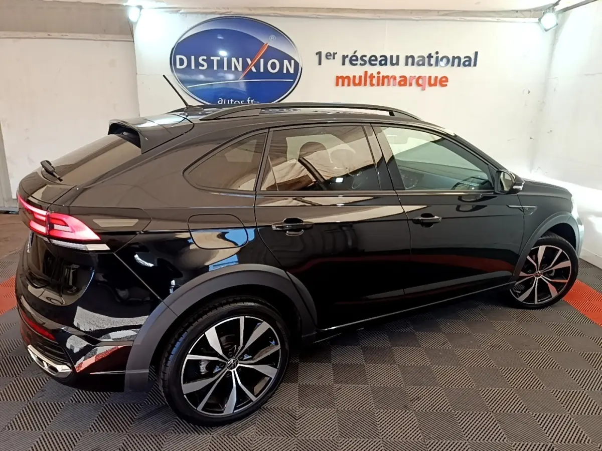 Vue 3/4 arrière droite du Volkswagen Taigo 1.5 TSI 150 DSG R-Line noir brillant avec jantes alliage distinctives.