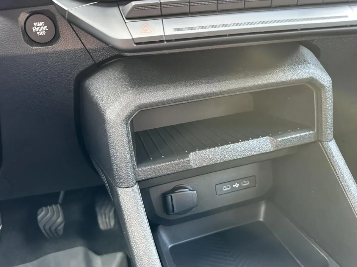Détail de la console centrale noire du Dacia Duster 2025, montrant la prise USB et le bouton Start Engine Stop.