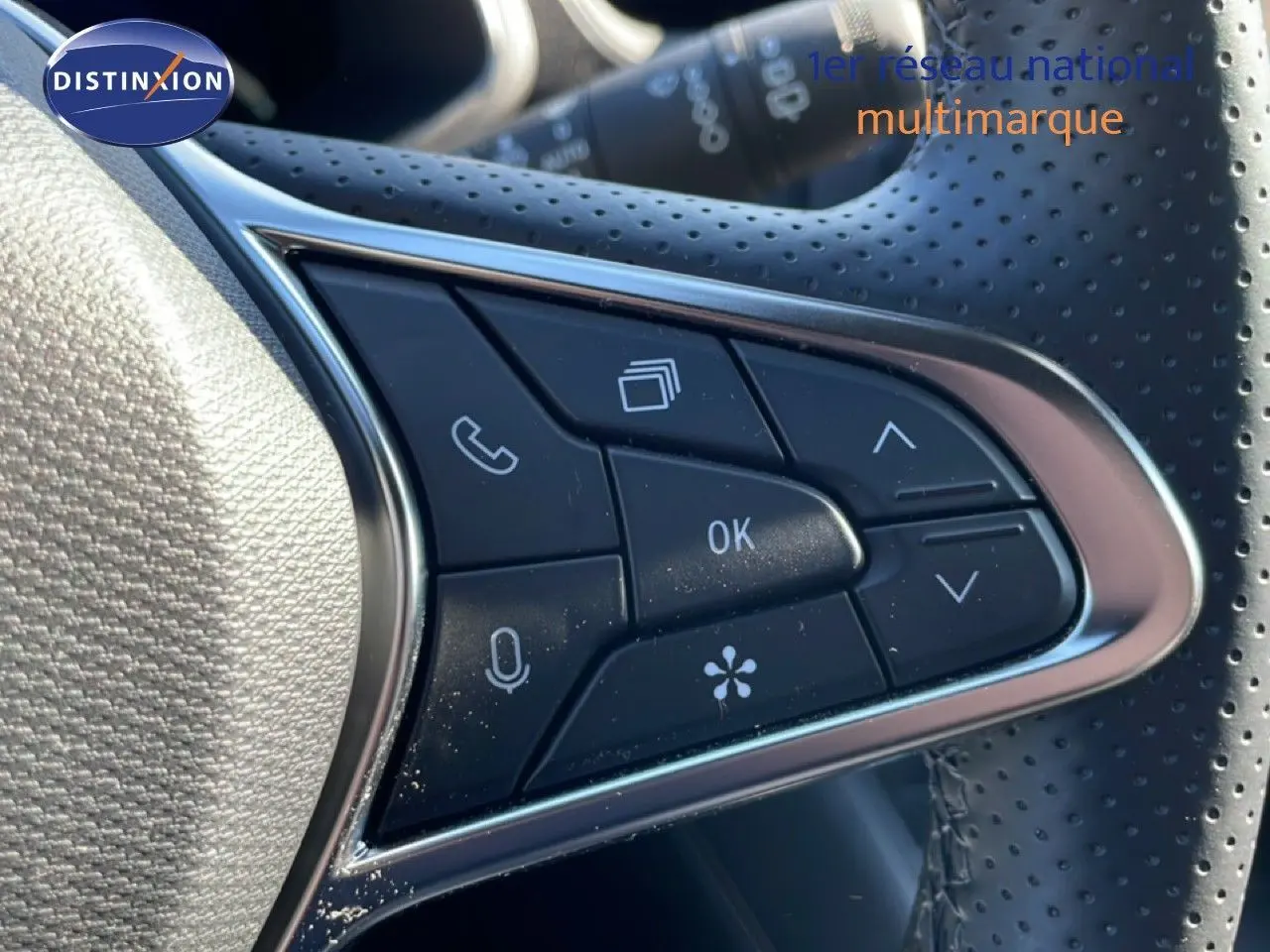 Gros plan sur les commandes multifonctions noires à droite du volant perforé du Renault Symbioz noir étoile métal.