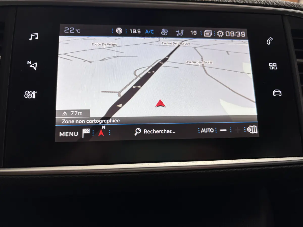 Écran tactile central du système de navigation de la Peugeot 308 gris foncé, affichant une carte routière.