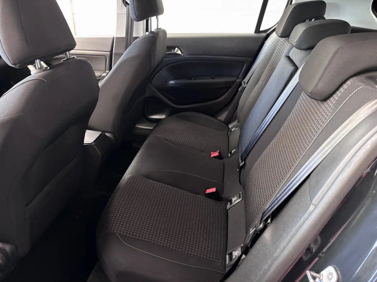 Vue intérieure arrière droite des sièges arrière en tissu gris foncé de la Peugeot 308 Puretech 2019.