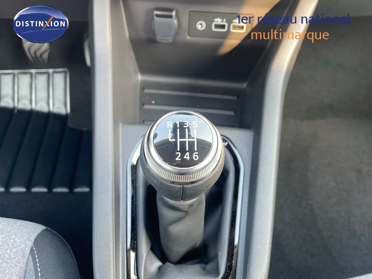 Le levier de vitesses manuel 6 rapports de la Renault Clio 2025 gris schiste, vu en gros plan intérieur.