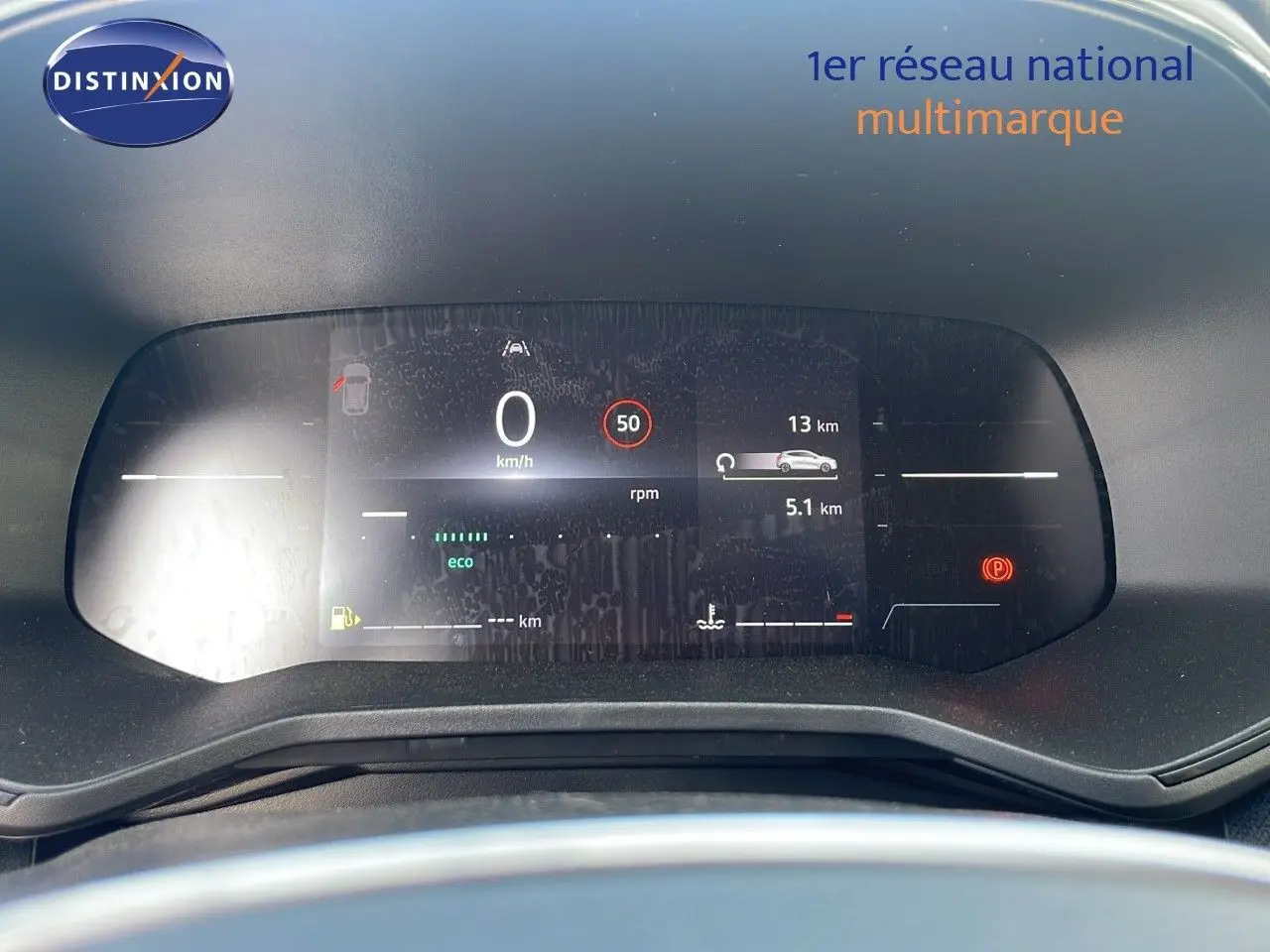 Tableau de bord numérique de Renault Clio 1.5 DCI 100ch Evolution 2025 affichant vitesse, autonomie et alertes.