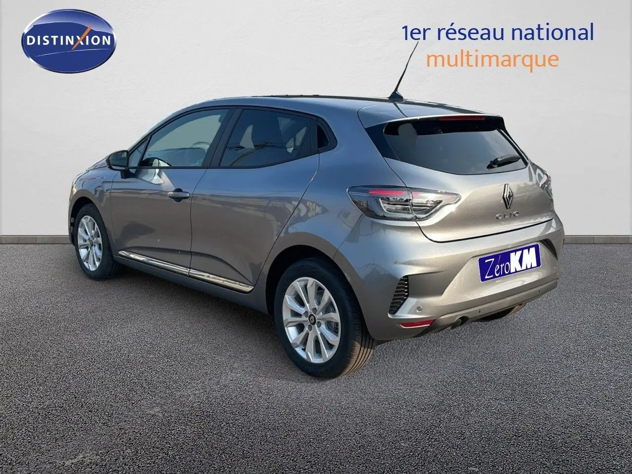 Renault Clio 1.5 DCI 2025 gris schiste métal vue 3/4 arrière droit avec feux LED et jantes alliage 16 pouces.