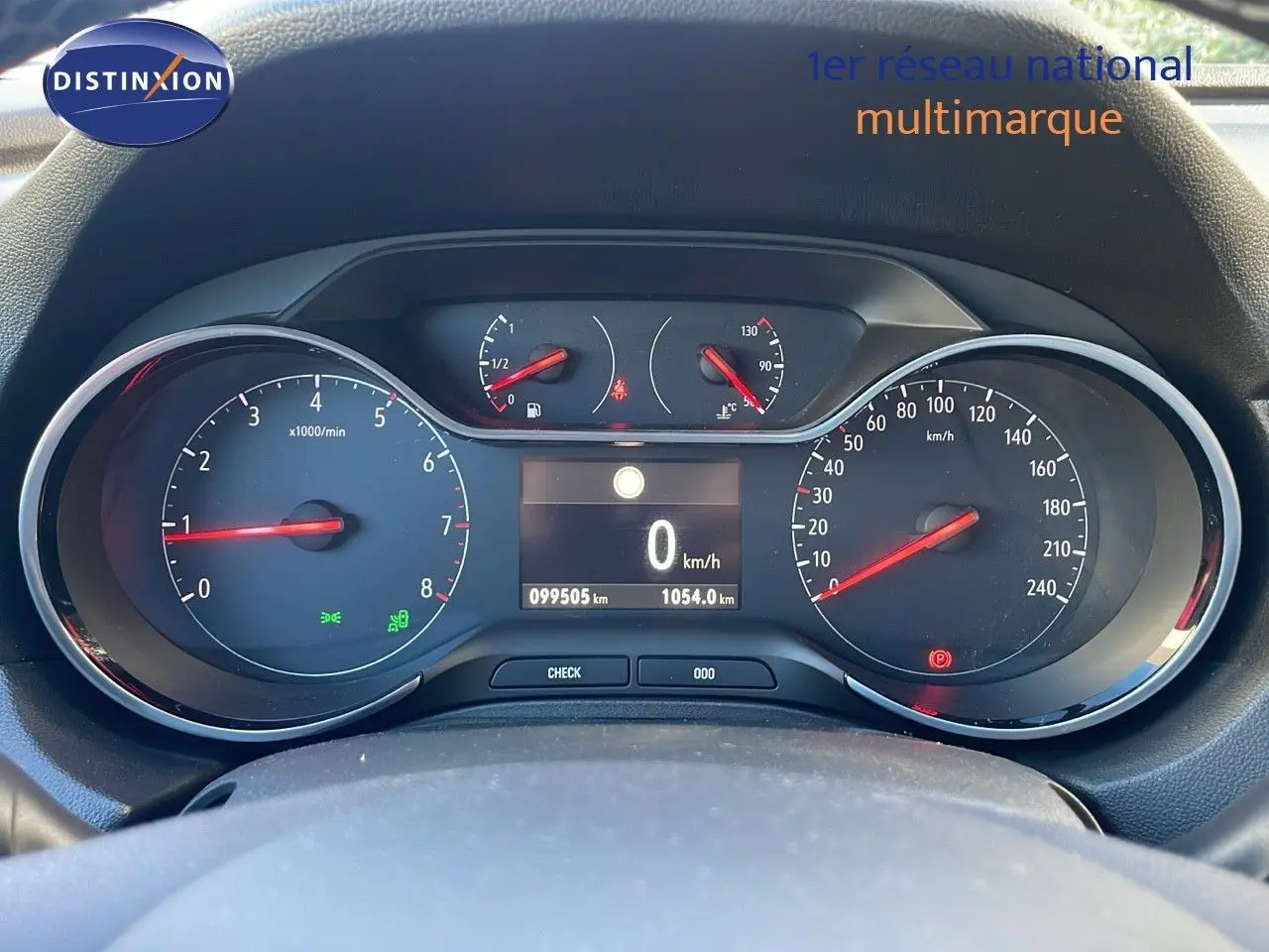 Vue rapprochée du tableau de bord de l'Opel Grandland X 1.5 HDI 130CH Elite, affichant les compteurs et l'odomètre.