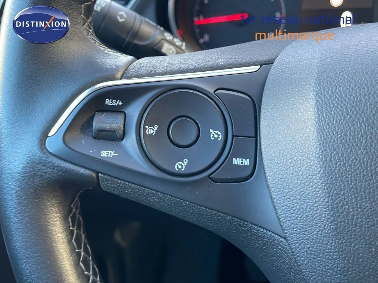 Gros plan sur les commandes de régulateur de vitesse au volant cuir noir de l'Opel Grandland X 2020.