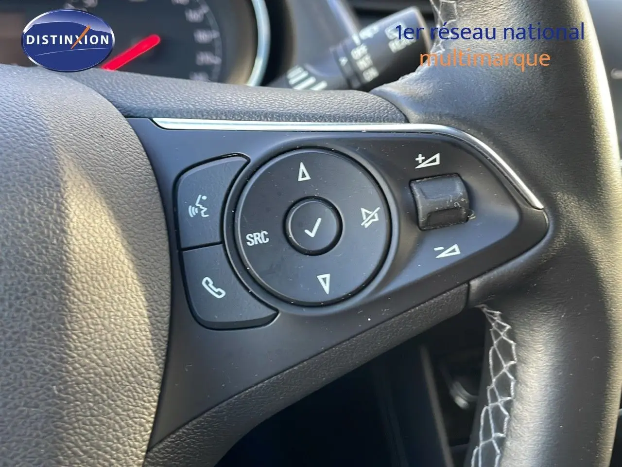 Gros plan sur les commandes du volant en cuir noir de l'Opel Grandland X blanc toit noir, version 2020 diesel.