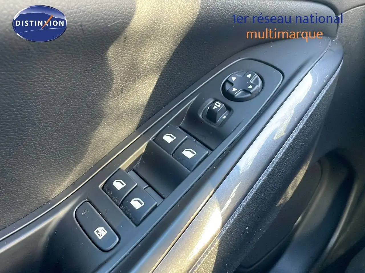 Gros plan sur les commandes des vitres électriques côté conducteur d'un Opel Grandland X 2020 avec intérieur noir.