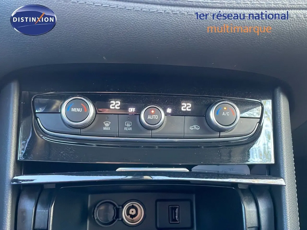Panneau de commande de climatisation automatique avec réglages à 22°C sur Opel Grandland X blanc toit noir, vue intérieure rapprochée.
