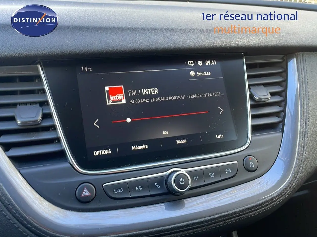 Intérieur de l'Opel Grandland X 2020, tableau de bord avec écran tactile affichant la radio FM, finition noire élégante.