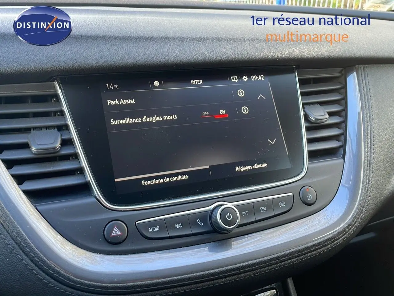 Écran tactile central de l’Opel Grandland X 2020 affichant les réglages d’assistance au stationnement et angle mort.