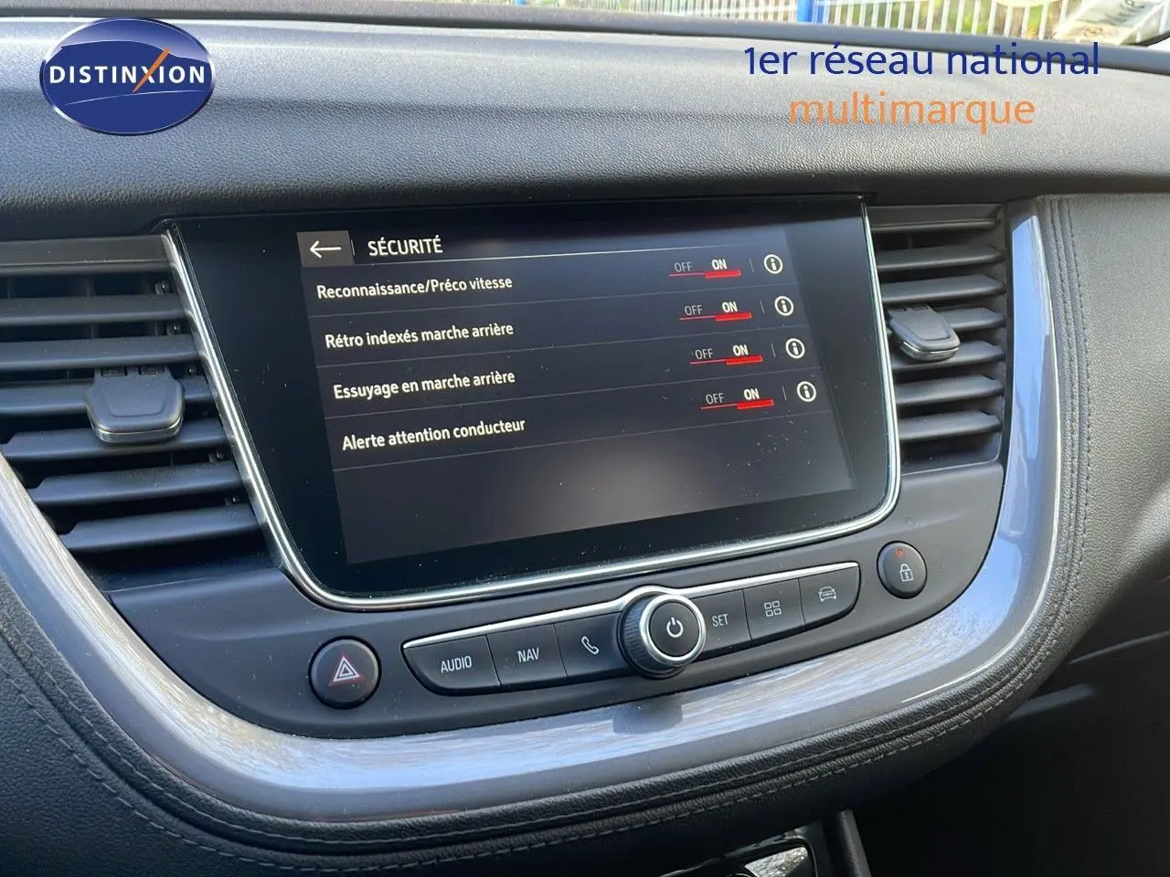 Écran tactile central du tableau de bord de l'Opel Grandland X 2020 affichant les réglages de sécurité.