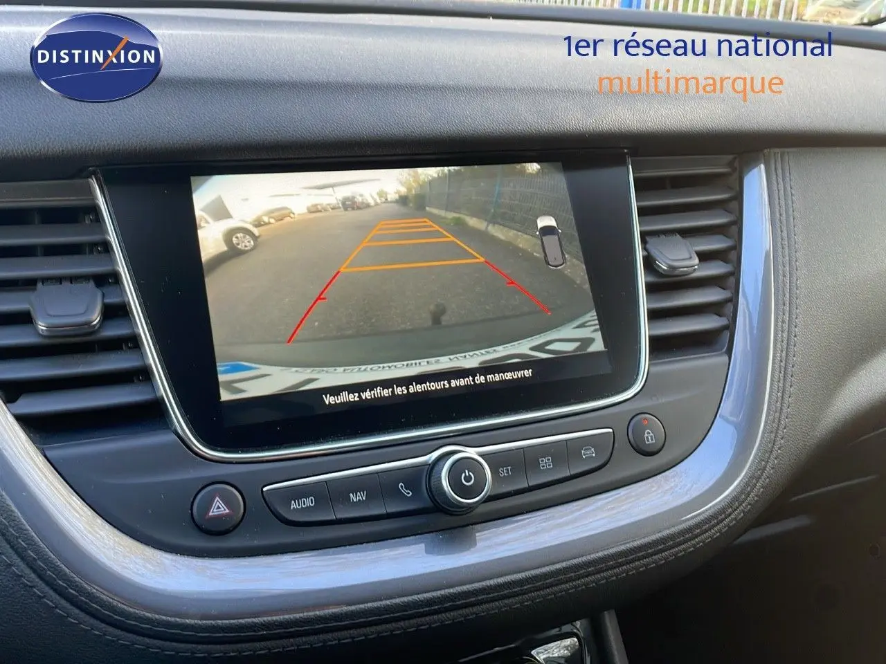Écran central de l’Opel Grandland X 2020 montrant la caméra de recul avec guidage dynamique sur tableau de bord noir.