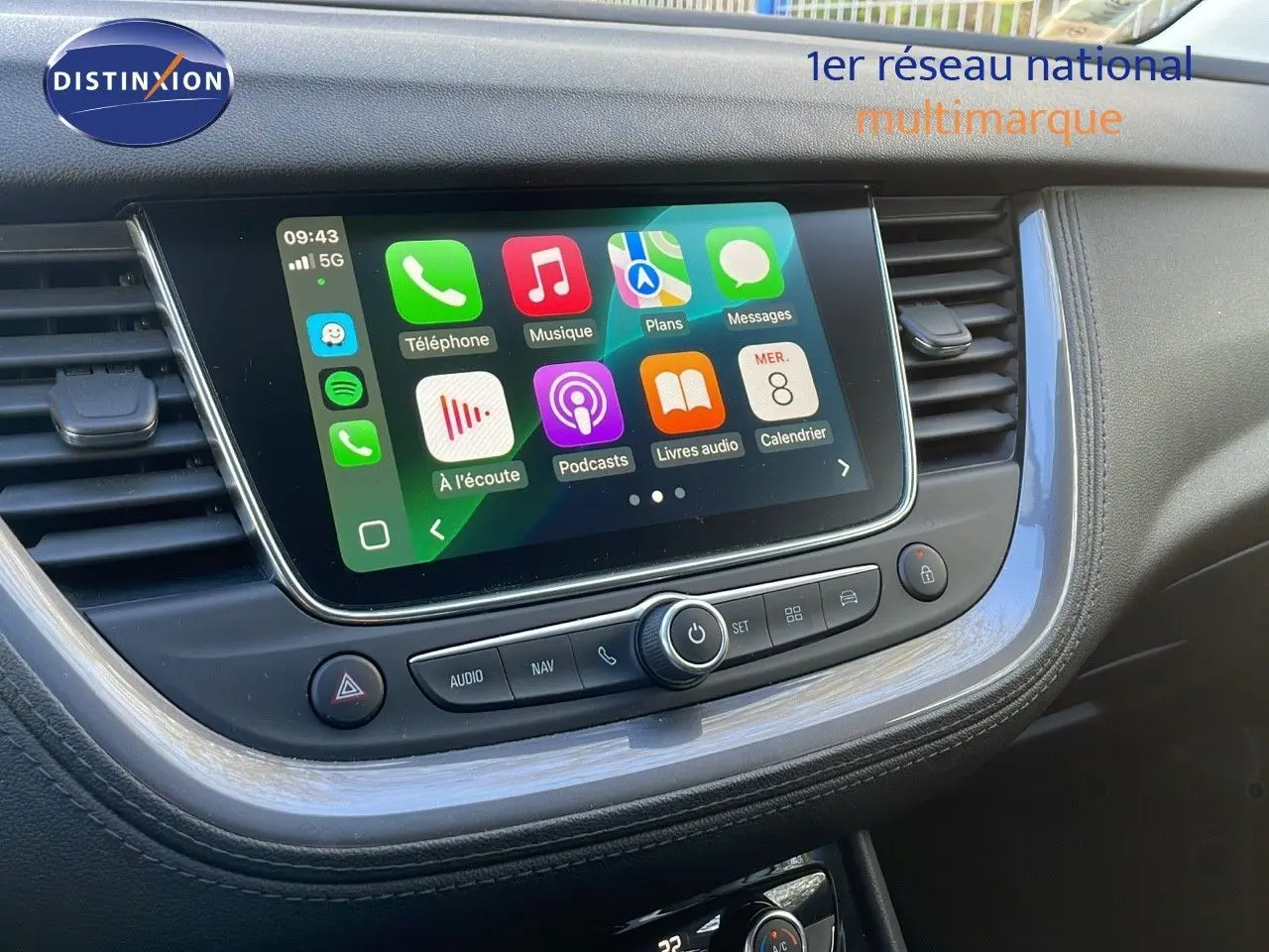 Écran tactile central avec interface Apple CarPlay dans l'habitacle d'un Opel Grandland X blanc toit noir, version 2020.