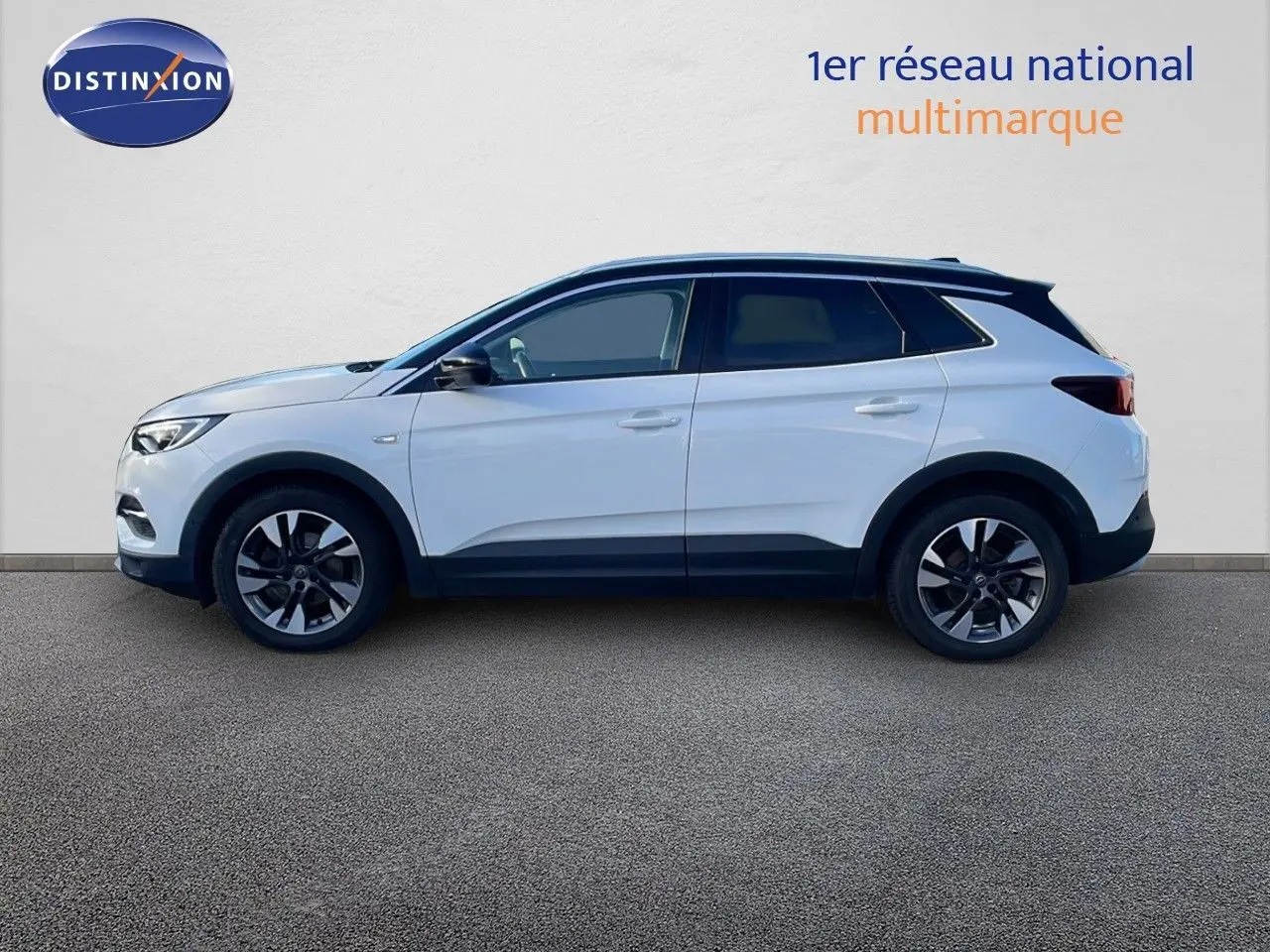 Opel Grandland X 1.5 HDI 130ch Elite blanc toit noir vu de profil côté gauche sur fond neutre.