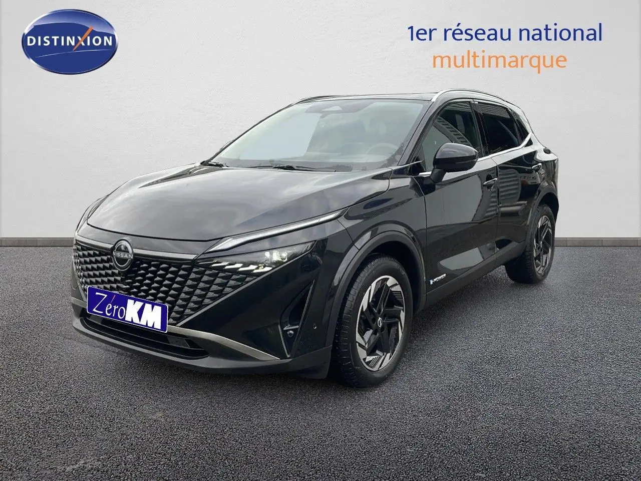 Nissan Qashqai noir perle métal en 3/4 avant droit, mettant en valeur sa calandre distinctive et ses phares LED fins.