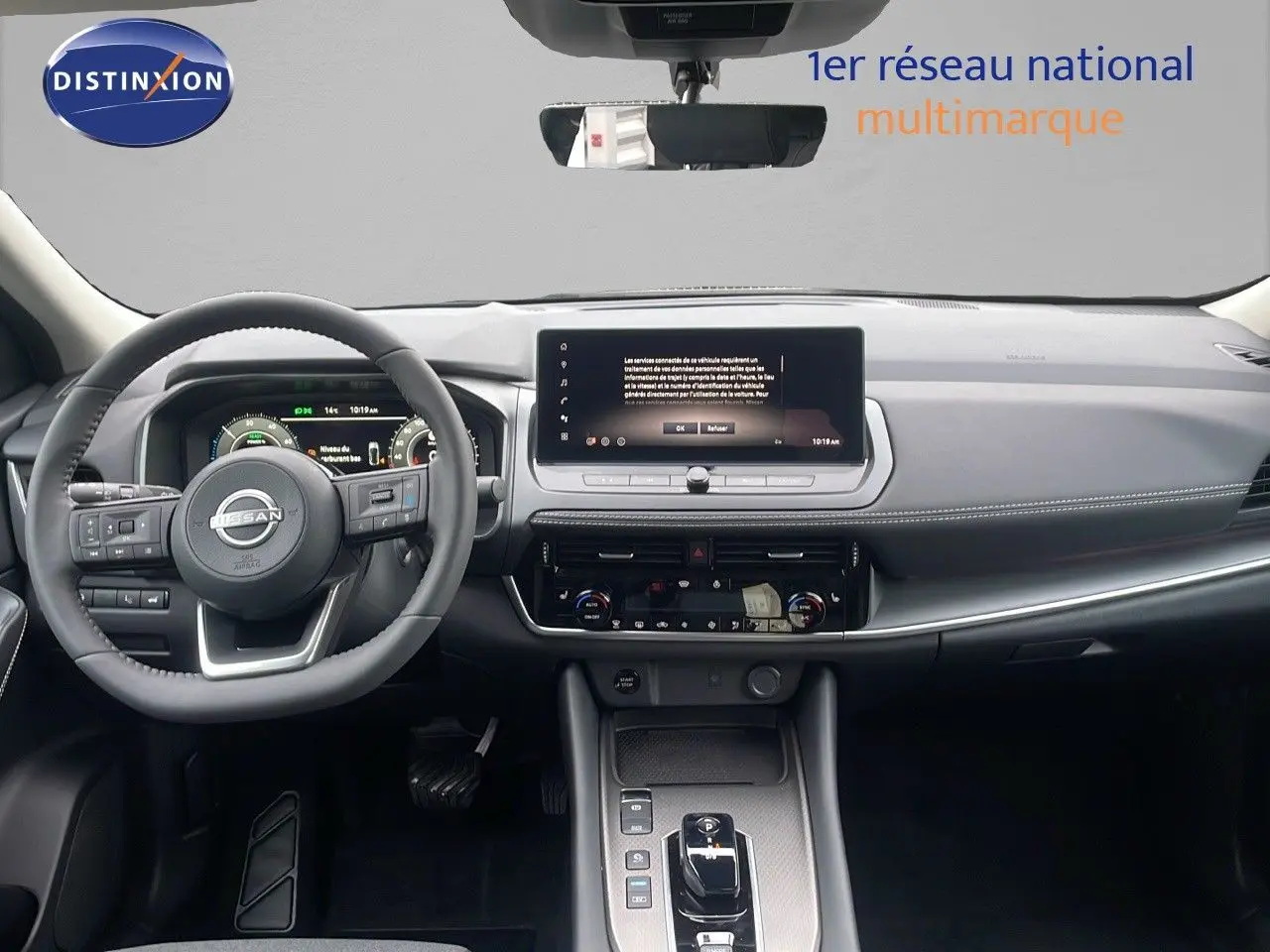 Intérieur du Nissan Qashqai 2025 vu de face, tableau de bord moderne avec écran tactile central et volant multifonction.