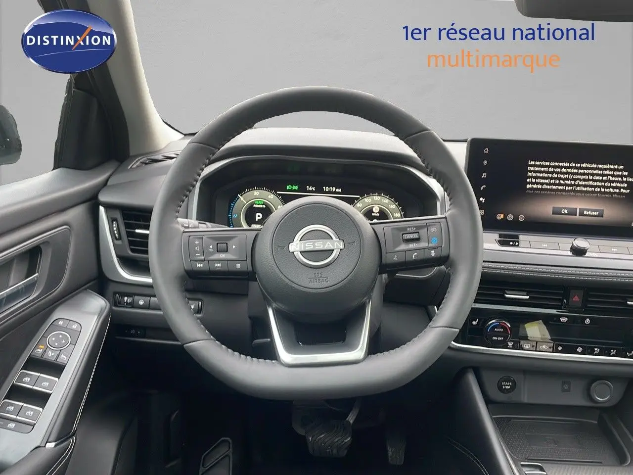 Vue centrée sur le volant cuir noir du Nissan Qashqai 2025 avec tableau de bord numérique et écran tactile.