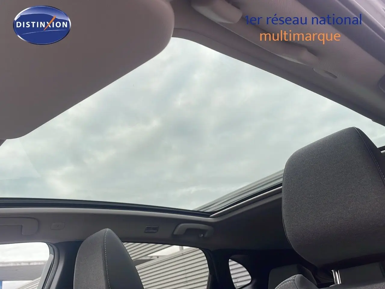 Toit ouvrant panoramique ouvert sur l'intérieur noir du Nissan Qashqai 2025, vue côté gauche arrière des sièges.