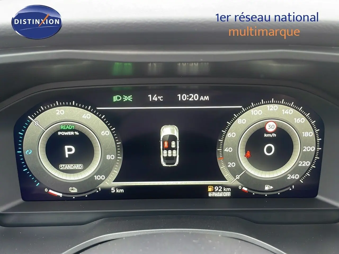 Tableau de bord numérique du Nissan Qashqai 2025 affichant la vitesse, la température et l'état du véhicule en mode parking.