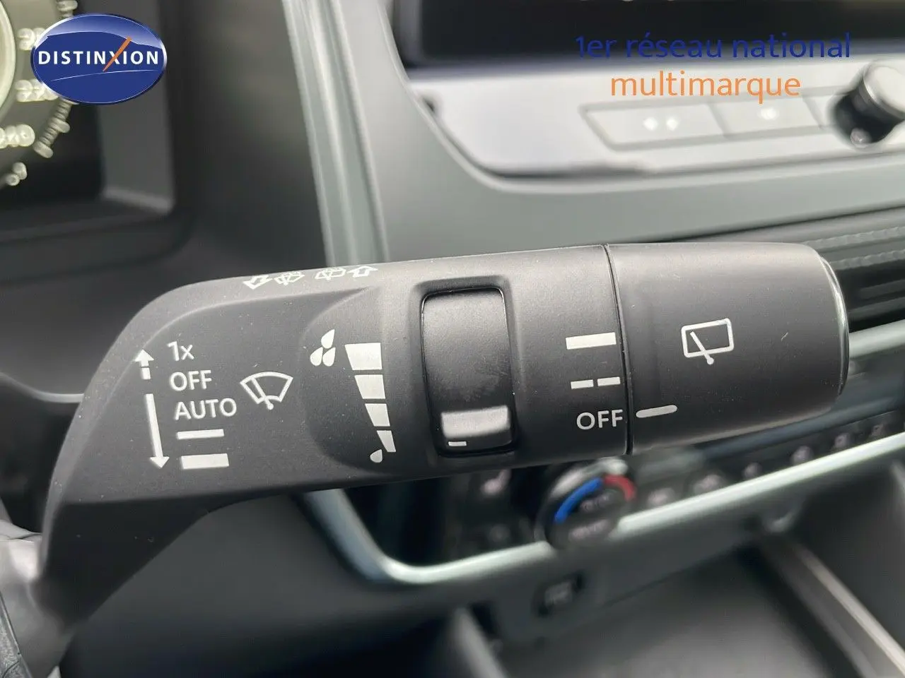 Gros plan sur la commande d’essuie-glace du Nissan Qashqai 2025 noir perle métal, intérieur moderne et épuré.