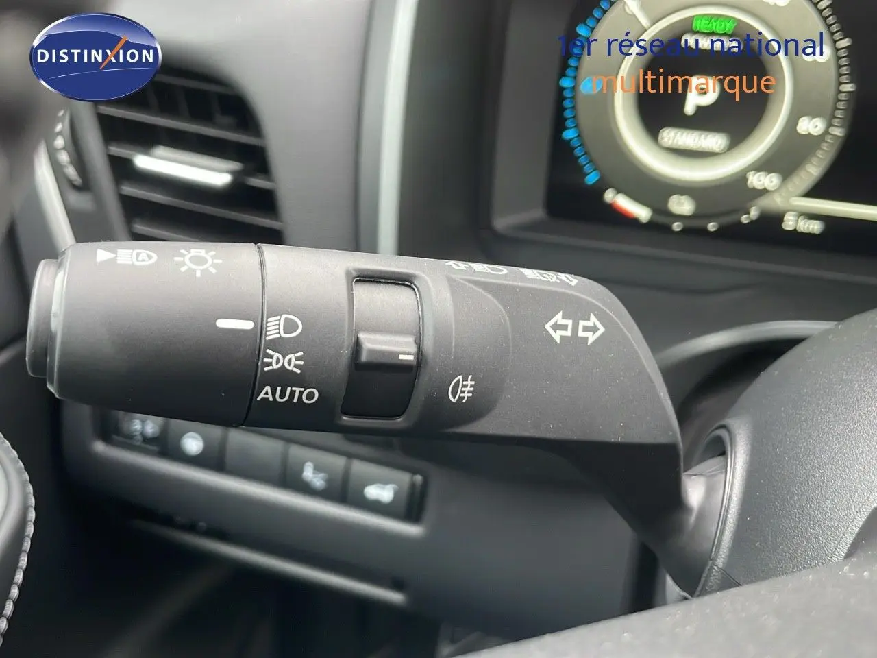 Gros plan sur la commande des phares et clignotants du Nissan Qashqai 2025, intérieur noir.