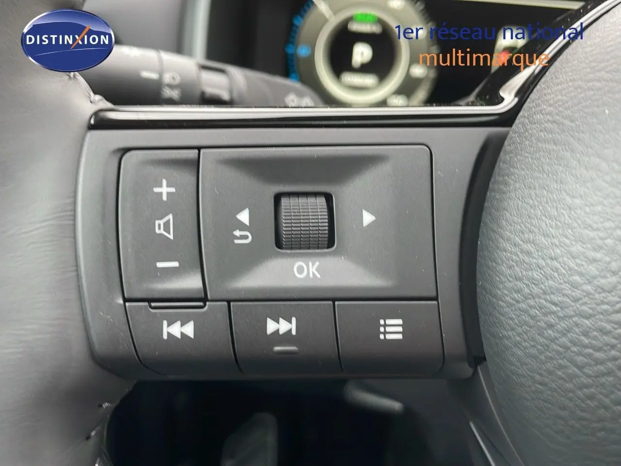 Gros plan sur les commandes multifonctions à gauche du volant du Nissan Qashqai noir perle métal 2025.