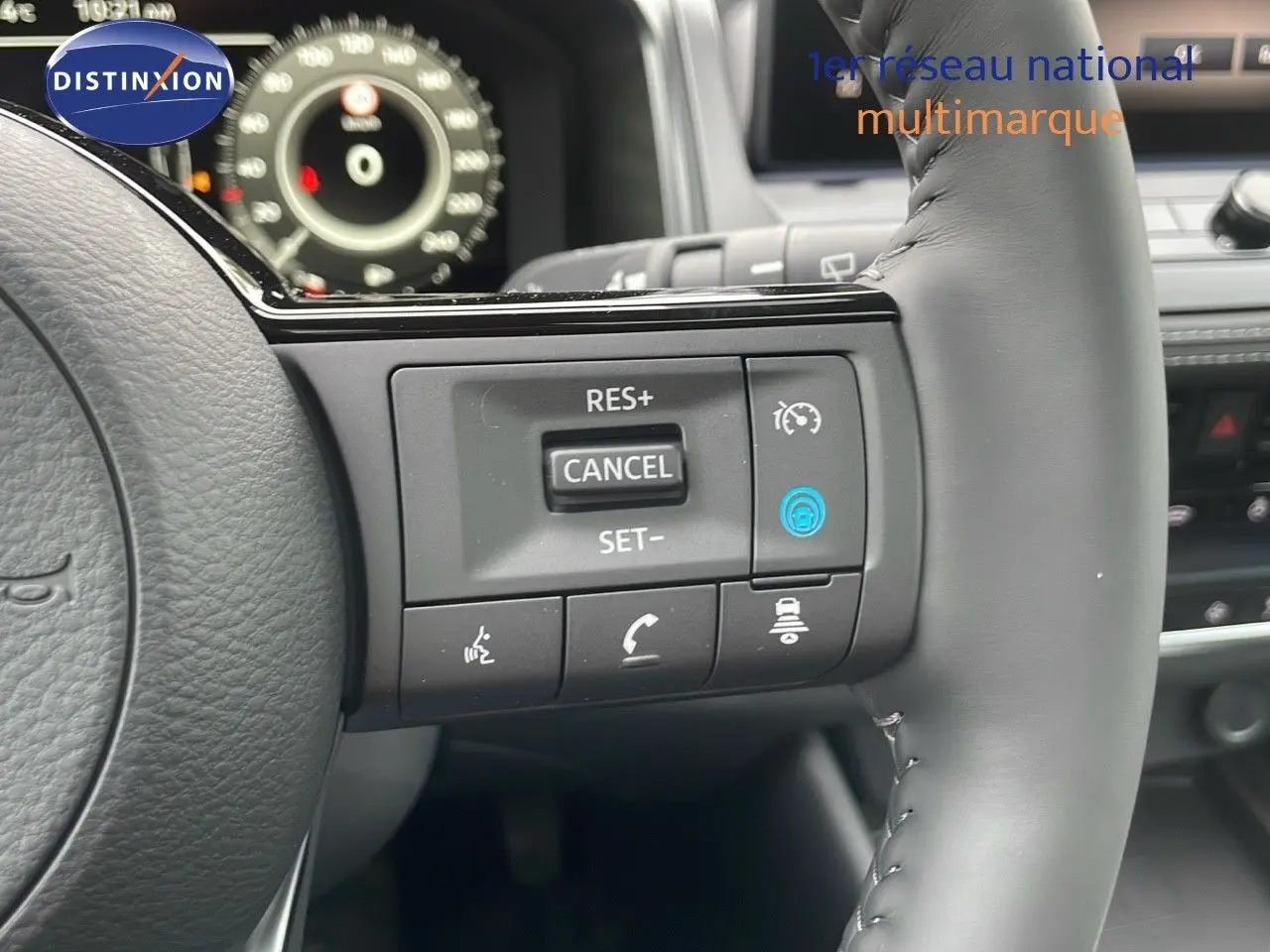 Détail du volant côté droit du Nissan Qashqai 2025 avec commandes de régulateur et assistance au volant.